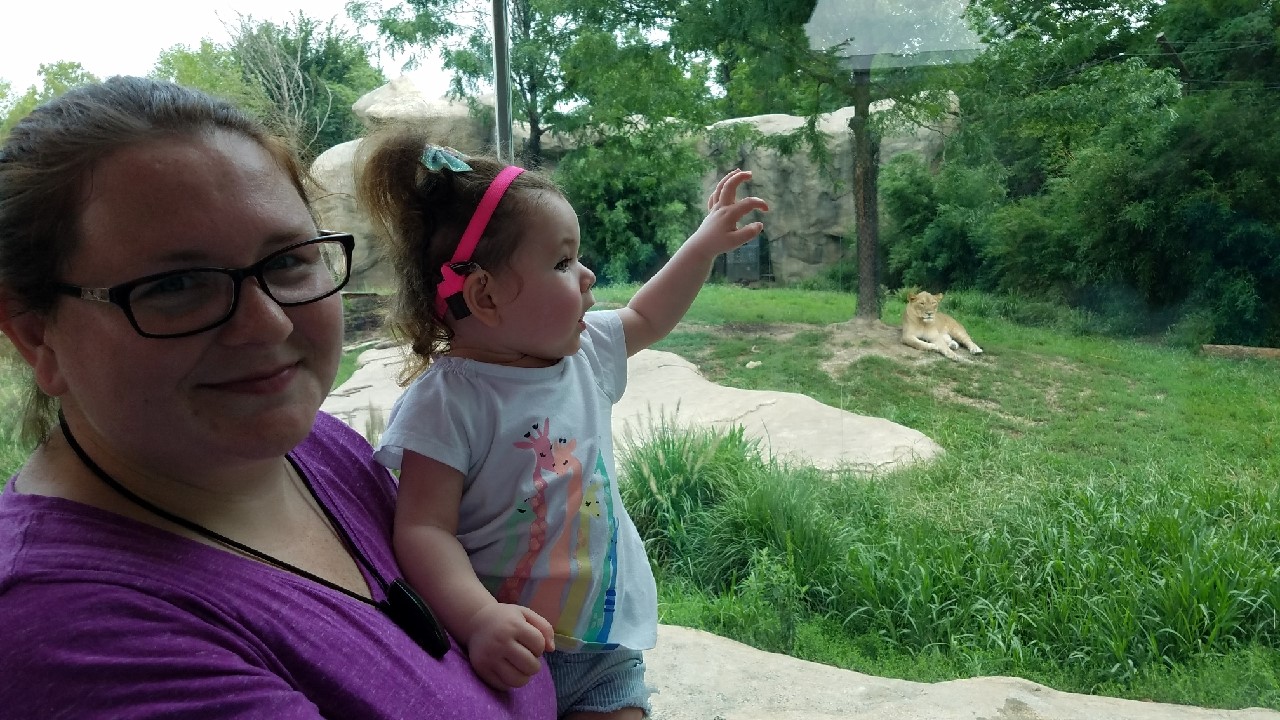 Child, with bilateral sensorineural hearing loss, with mother