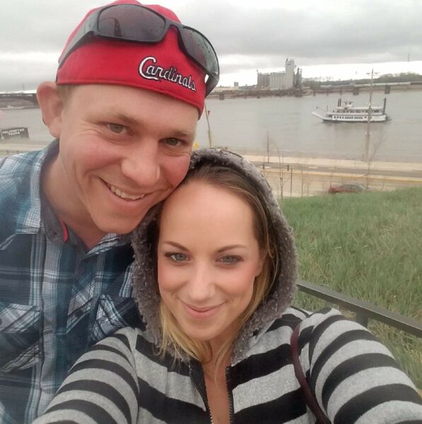 Stephanie, who uses the Osia System for her single-sided deafness taking a selfie with her fiancé. 