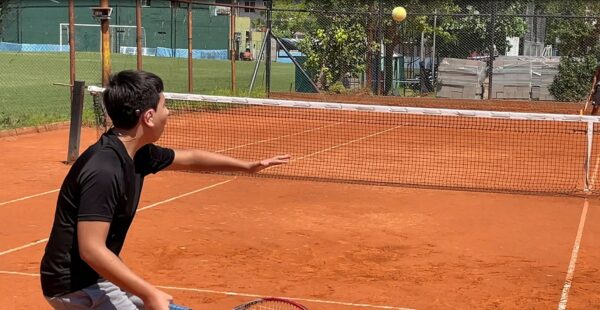 Ignacio playing tennis, recipient connects with Baha 6 Max